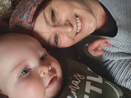 Came to say Hello….? Nah probably just wanted a bit of a cheeseburger from  Nessies Lunch Box.. 🍔 Great Cheeseburger and onions from Nessies Lunch Box  #inverness #burger