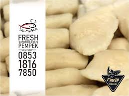 Ketika menyantap sepiring pempek kapal selam di resto, tidak terpikir oleh saya bahwa ternyata cukup sulit juga untuk memasukkan telur mentah ke tengah padahal jika kita tahu tekniknya ternyata membuat kantung pempek kapal selam sangat mudah. Yummy Enak Wa 62 853 1816 7850 Empek2 Ikan Patin Ikan Tenggiri Kota Bandung Ikan