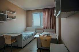 Merkezde i̇skenderun özel yurt var ve kızılay yurdu var (aylık 500 tl olması lazım 1 öğün yemekli ). Iskenderun Meb Ozel Aydemir Kiz Ogrenci Yurdu Hatay