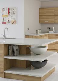 Schlichte Holz Kuche Mit Kochinsel In Modernem Design Kuchenfinder Kuche Weiss Holz Kuchen Planung Kuche Holz