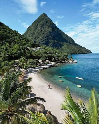 Beauté - 🇱🇨 Sainte-Lucie (St. Lucia) • Région : Caraïbes orientales • Capitale : Castries • Population : ~180 000 habitants • Langue officielle : Anglais (créole saint-lucien très parlé) • Monnaie :