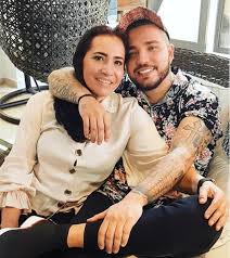 La pareja de amigos se encontró en la ciudad de miami junto a sus respectivas novias. La Mama De Jessi Uribe Es Mas Joven Que Su Esposa Candela