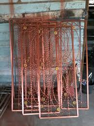 Venus besi tempa menawarkan jasa pembuatan teralis jendela klasik, teralis besi tempa, teralis besi nako, teralis besi ulir dengan harga murah dan bahan yang berkualitas untuk daerah jakarta. 30 Teralis Jendela Besi Ulir Model Harga Meter Gambar