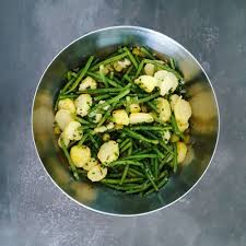 Salade Haricots Verts Pomme De Terre La Cerise Sur Le Maillot Recette Salade Haricots Verts Salade Haricot Salade Haricot Vert Pomme De Terre