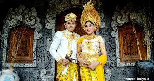 Untuk menghadiri upacara adat, biasanya dikenakan baju adat berbentuk jaket atau jubah berbahan katun, yang berwarna merah, berlengan kuning dihias motif sisir. 34 Pakaian Adat Dari Berbagai Provinsi Terlengkap