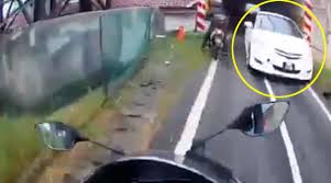 Untuk setiap harinya, terdapat empat kali perjalanan yang bisa anda pilih sesuai jadwal yang diinginkan, sehingga jika dihitung maka total keberangkatan ada 8. Video Ceritanya Si Vios Tu Nak Lari Elak Jalan Sesak Tapi Driver Vios Salahguna Lorong Motosikal Menyebabkan Rider Kemalangan
