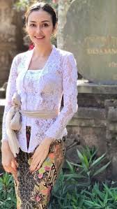 Kompetisi foto bertema aku dan kain suzana mengatakan cerita wastra bermula dari kompetisi foto di sosial media yang mengedepankan pendekatan kontemporer untuk kalangan anak muda mengenai wastra. 61 Ide Gadis Kemban Jarik Batik Di 2021 Gadis Wanita Kemben