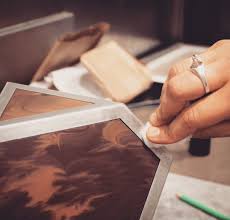 Meler Chocolat Et Metal La Performance De La Creatrice Marie Guerrier Associee Aux Chocolats Alain Ducasse Pour Le Parcours Saint Germain Food Sens