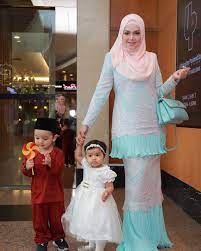 Berpakaian baru aneka gaya bertudung manis si dara tertawanlah hati muda teruna mula. Majlis Perjumpaan Hari Raya Dato Sri Siti Nurhaliza Sitizone 2019 Penganju Siti Nurhaliza Dresses Fashion