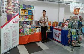 Tapi makin lama kok rasanya banyaknya pembelian buku enggak sebanding dengan waktu membaca, dan ternyata kalau dijual ada yang mau beli juga. Mentari Books Indonesia