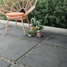 La scelta delle mattonelle da giardino deve tenere conto di fattori diversi rispetto a quelle per gli interni, perché queste devono resistere alle intemperie e all'umidità. Pavimentazione Per Esterni Design 2 0