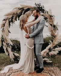 Could This Pampas Grass Wreath Rug Luca Gown Combo Be Any More Perfect We Didn T Think So Either Phot Grass Wedding Boho Wedding Wedding Arch