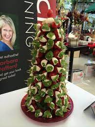 This beauty is made with tomatoes, mozzarella, organic basil, and a bottle of balsamic glaze. Caprese Christmas Tree Eclectic Entertaining