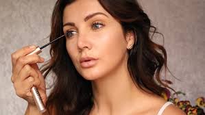 Oz Beauty Expert: Blogger warns against the dangers of lash serums