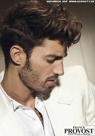 Businesstauglicher Undercut Mit Lockigem Deckhaar Manner Herrenfrisuren Lockige Mannerfrisuren Frisuren