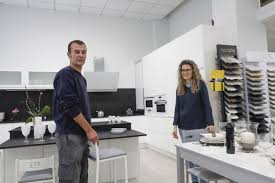 De todas formas, cuando hablamos de muebles de cocina en barcelona no solamente nos referimos a las tiendas que tenemos en la ciudad, sino que también disponemos de. Tiendo Hacia Lo Clasico Pero Siempre Persigo Lo Practico El Comercio