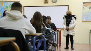 Περιλαμβάνει μεθόδους λακτισμάτων, κτυπημάτων, ρίψεις, πάλη εδάφους, πνιγμούς, κλειδώματα. Lockdown Sxoleia Se Poies Perioxes Menoyn Anoixta Kai Poy 8a Ginei Thlekpaideysh Cnn Gr
