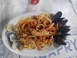 Le alici marinate non subiscono cottura ma vengono immerse in una salamoia acida in grado di cuocere il pesce mantenendone però inalterato tutto il suo sapore. Linguine Ai Ricci Alici Marinate Cozze E Vongole Cotte Insalata Di Mare E Arrosto Misto Foto Di Scapricciatiello Lido Conchiglie Tripadvisor