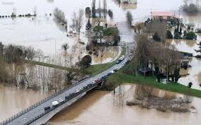 Flood, inundation (a large influx of e.g. Inondations En Gironde La Rd 1113 Accessible Le Point Sur Les Routes Fermees Ce Vendredi