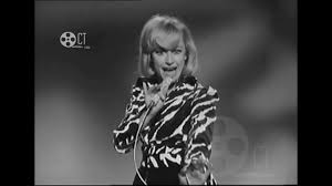 Rumore, rumore non mi sento sicura, sicura, sicura mai io stasera vorrei tornare. Raffaella Carra Rumore Youtube