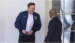 Todo el mundo dice lo mismo sobre la extraña etiqueta en la mesa de Elon  Musk: “El tipo es muy raro” | Internacional | Noticias | El Universo