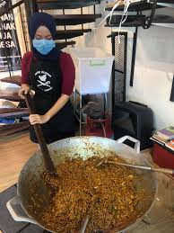 Around 120 to 150 meals are given during each session though those figures doubled during the first mco last year as the closure of restaurants as well as the halt in construction work caused a spike in unemployment. Dapur Jalanan Kuala Lumpur Kuala Lumpur Malaysia Local Business Facebook
