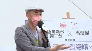 Dj 出身的周國豐，2020年起出任港台助理廣播處長，掌管電台部，不屬近期連番被整頓的電視部，但李百全自 3 月上任後，引入新編輯管理機制，組成 9 人編輯委員會，在節目播出前進行檢視，周國豐是成員之一，有份操控節目生死。 Ir9qannldzgvom