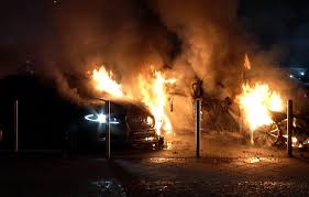 Quel tizio è complice nell'attentato. Attentato Incendiario A Commerciante D Automobili Per Aver Sponsorizzato Un Evento Destroido Di Arti Marziali