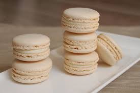 Ciocolata neagra/amaruie 250 g procent de cacao minim 55%, smantana dulce 32% (dorna/milli) 200 ml, unt 50 g moale, la temperatura camerei. Macarons De Vanilie Cu Ganache De CiocolatÄ AlbÄ Glam News Magazine