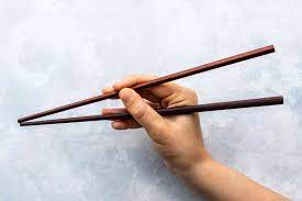 Lay the first chopstick between the base of your thumb. How To Use Chopsticks