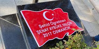 24 kasım öğretmenler günü dolayısıyla gerçekleştirilen anma törene öğretmen ve öğrenciler ile şenay aybüke yalçın'ın yakınları katıldı. Sehit Ogretmen Senay Aybuke Yalcin Mezari Basinda Anildi