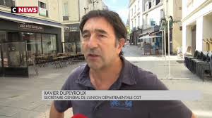La queue jusqu'au bout du magasin, rayon yaourts. Un Supermarche Ouvert Le Dimanche Apres Midi Mais Pas Hors La Loi Youtube