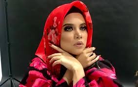 Dia cintaku dia milikku dia yang kutunggu selama hidupku dia rinduku dia mimpiku dia yang kumau seu. Lirik Lagu Meluruh Alyah Iluminasi