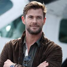 Not just because he looks like a norse god when you give him a hammer and a funny hat. Chris Hemsworth S Son Calls Him His Special Friend In Adorable Note E Online Deutschland