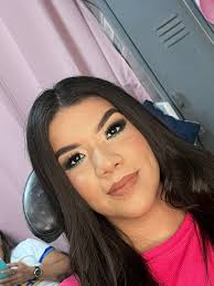 Maquillaje tonos neutros con dorado y un toque de verde 😍💚 Agenda tu cita  con tiempo ⏱️! 📲 WhatsApp