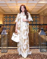 Batik ini tentunya bisa batik apa saja yang sesuai dengan. 7 Rekomendasi Baju Lebaran Untuk Ibu Hamil Yang Membuat Tampilan Semakin Stylish Bukareview