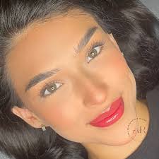 El microblading no es solo para cejas poco pobladas. Si ya tienes cejas  densas, esta técnica puede definir, perfeccionar y rellenar áreas  irregulares, logrando un look más simétrico y definido. ¡Resalta tu