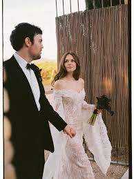El pasado 18 de octubre, Stella Banderas se casaba con Alex Gruszynski en Valladolid, en @abadiaretuerta, arropada por sus padres, Antonio Banderas y @melaniegriffith. Ahora, casi un mes después, ha abierto su