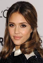 > maquillage des yeux noisette > n'importe quelle teinte du brun clair au marron foncé : Comment Se Maquiller Comme Jessica Alba Maquillage Naturel Et Glamour Pour Yeux Marron En Dessins Le Boudoir Des Brunettes