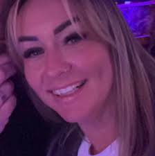 Need help. I'm looking for a proper 5* hotel. Looking for somewhere with  amazing food, a la carte restaurants you can go to when you like. Bars  around each pool. Waiter service