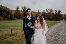 Die braut, also die frau, trägt oft ein weißes hochzeitskleid. Hochzeit Birnauer Oberhof Aida Tim Hochzeitsfotografen Am Bodensee