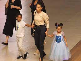 They were dating for 4 years after getting. Tais Araujo Passeia Com Os Filhos Em Shopping Do Rio Quem Quem News