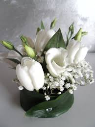 Peonie, gigli e calle sono i nostri preferiti! Qualche Esperimento Con I Fiori Mini Centro Tavola E Dei Segna Posti Centrotavola Floreali Centrotavola Composizioni Floreali