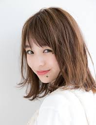 ナチュラルな外ハネが大人かわいい 顔周り引き立てミディアム lee 髪型 セミロング ヘアスタイリング 髪 アレンジ