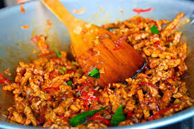 Ambil 3 sdm minyak sisa menggoreng, tumis bumbu yang dihaluskan sampai harum, masukkan air asam dan gula pasir, aduk. Resep Ringkes Resep Sambal Goreng Kering Tempe Teri Kacang Garing