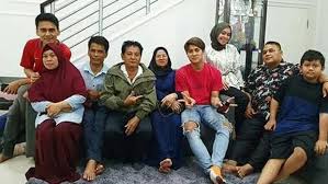 Perjalanan singkat rizky billar rizky billar memulai kariernya sebagai model iklan pada tahun 2014 lalu. Father Lesti Deletes Photos Of Togetherness With Rizky Billar S Family What S Wrong