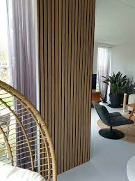 lichtbruine eiken houten lattenwand met walnootkleur afwerking thuisdecoratie wandpanelen houten wanden
