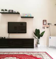 Konsep ruang dalam ruang hingga multifungsi menciptakan privasi dan keakraban yang menghubungkan semua komponen desain interior ruang tamu tanpa kursi ini. Deko Ruang Tamu Simple Untuk Yang Tak Suka Rumah Sarat Hiasan
