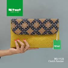 Check spelling or type a new query. Clutch Pandan Bg 1122 Idr 75 000 Anyaman Pandan Kombinasi Kain Batik Bagian Dalam Dilapisi Furing Terdapat 1 Kantong Size 27 X 1 5 X 1 Bags Clutch Shoe Bag