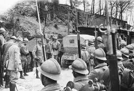 Découvrez, en 50 minutes, les clés de cette défaite majeure de la grande guerre qui signera la démission de nivelle, remplacé par pétain, les stratégies des deux camps et les répercussions de la bataille. Le Chemin Des Dames Larousse